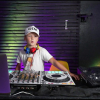 DJ de 9 anos se torna o mais jovem a se apresentar no Festival Glastonbury.